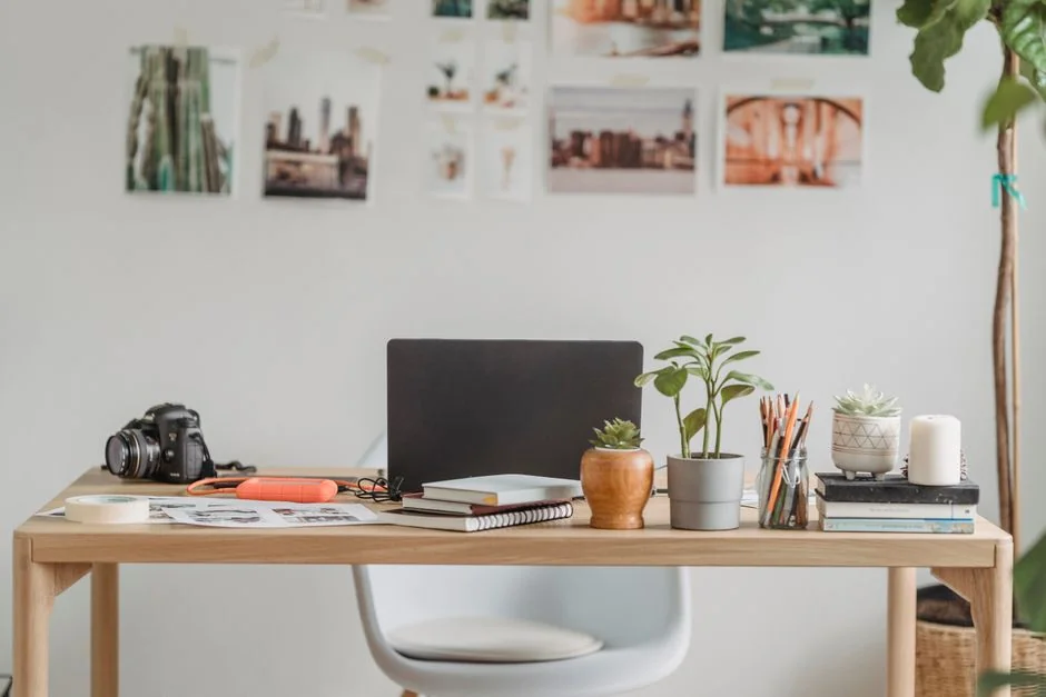 Deux écrans sur un bureau, mettant en valeur la conception web dans un environnement de bureau moderne.