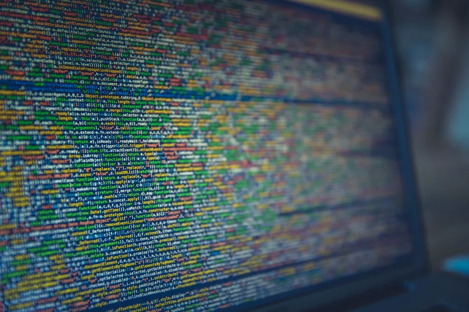 Un espace de travail contemporain équipé de deux écrans d’ordinateur affichant des projets de conception web, mettant en avant la technologie et la productivité.
